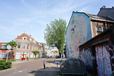 821414 Gezicht op de 1e Daalsedijk te Utrecht, met rechts de muurschildering op de zijgevel van het pand Oude Daalstraat 12.